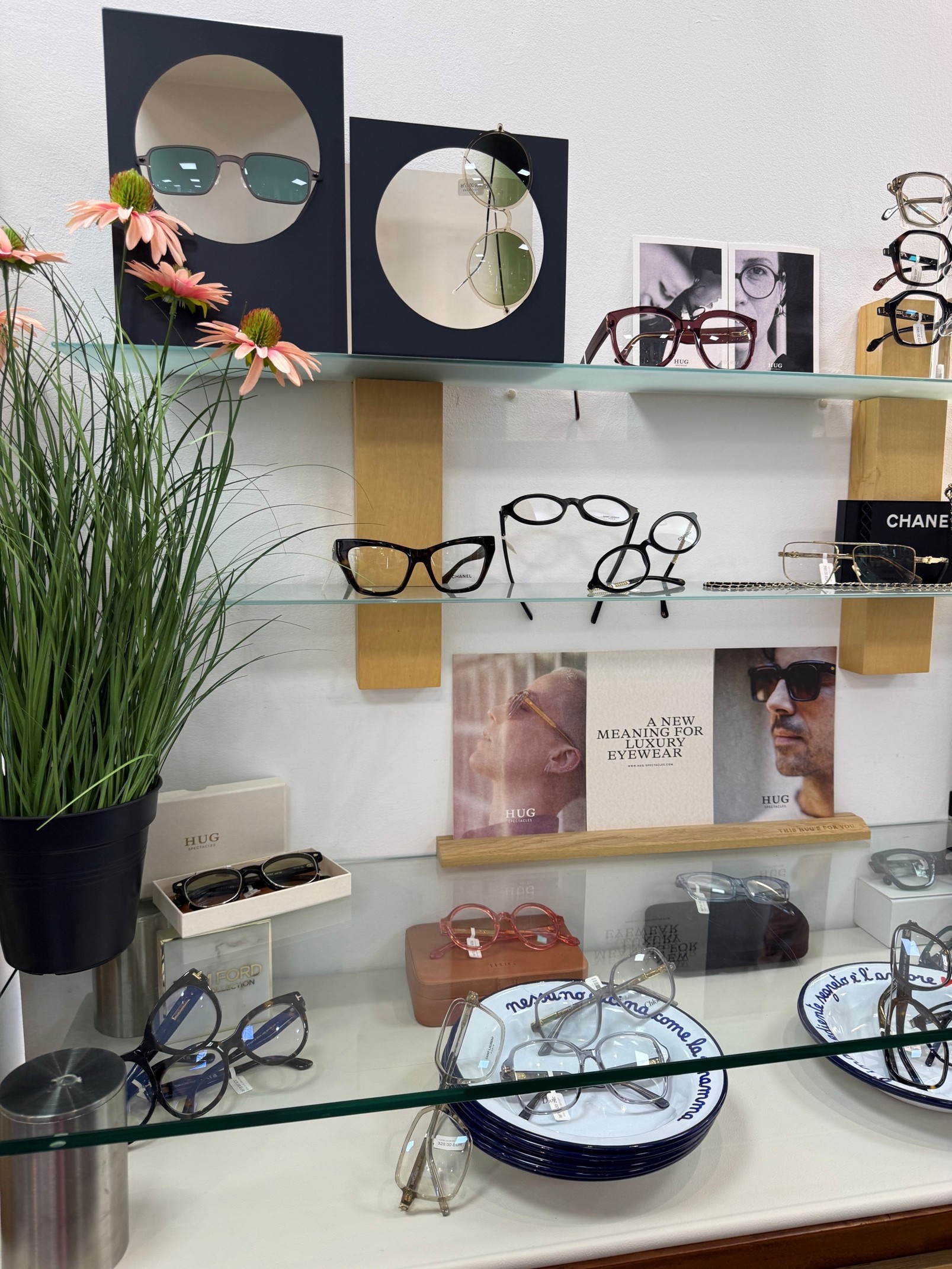 Brillenauswahl im Wandregal bei Optik Augenblick