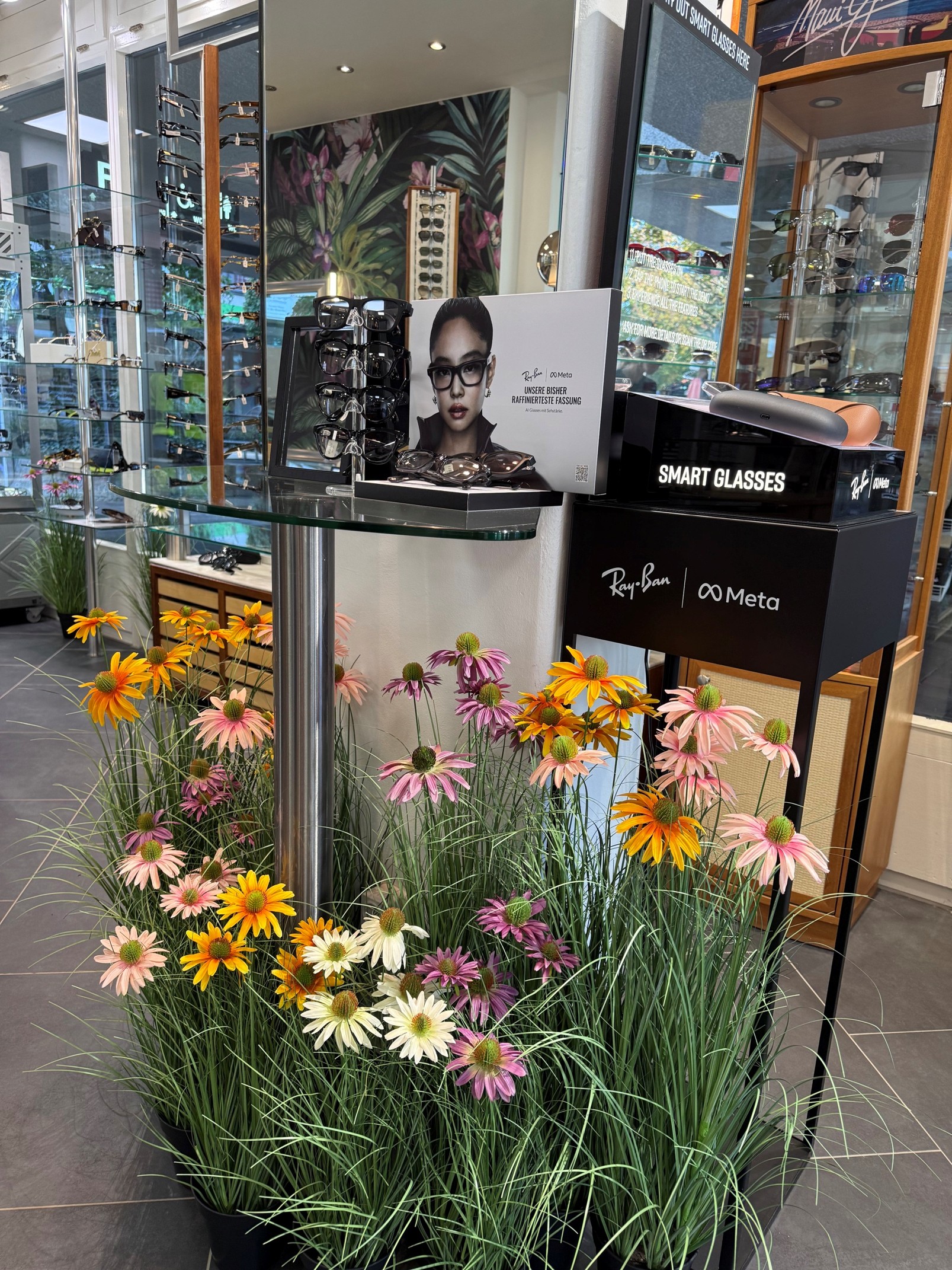 Brillendisplay mit Blumendeko bei Optik Augenblick