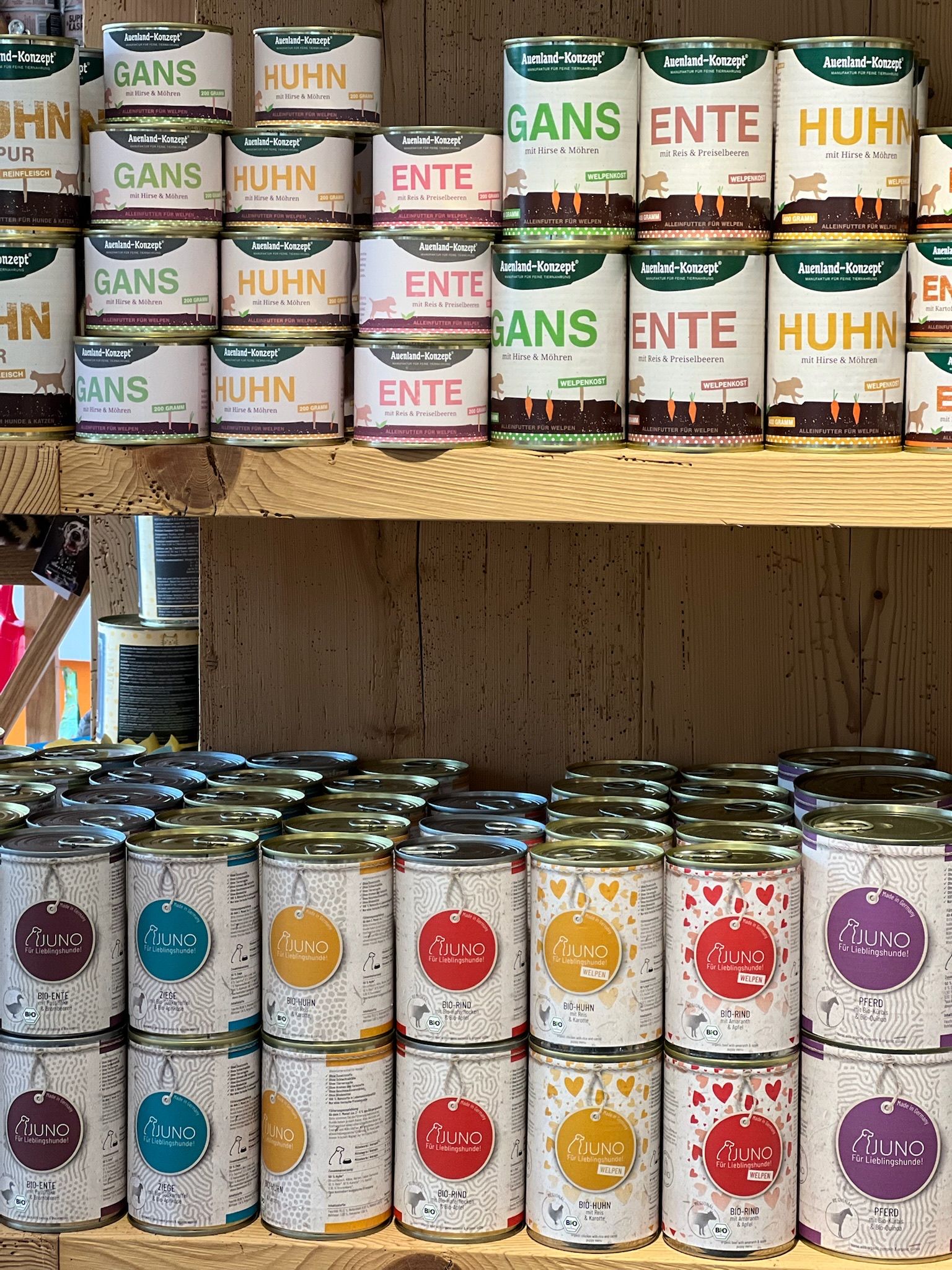 Dosenfutter für Hunde im Regal bei Dogs & Cats by Vroni
