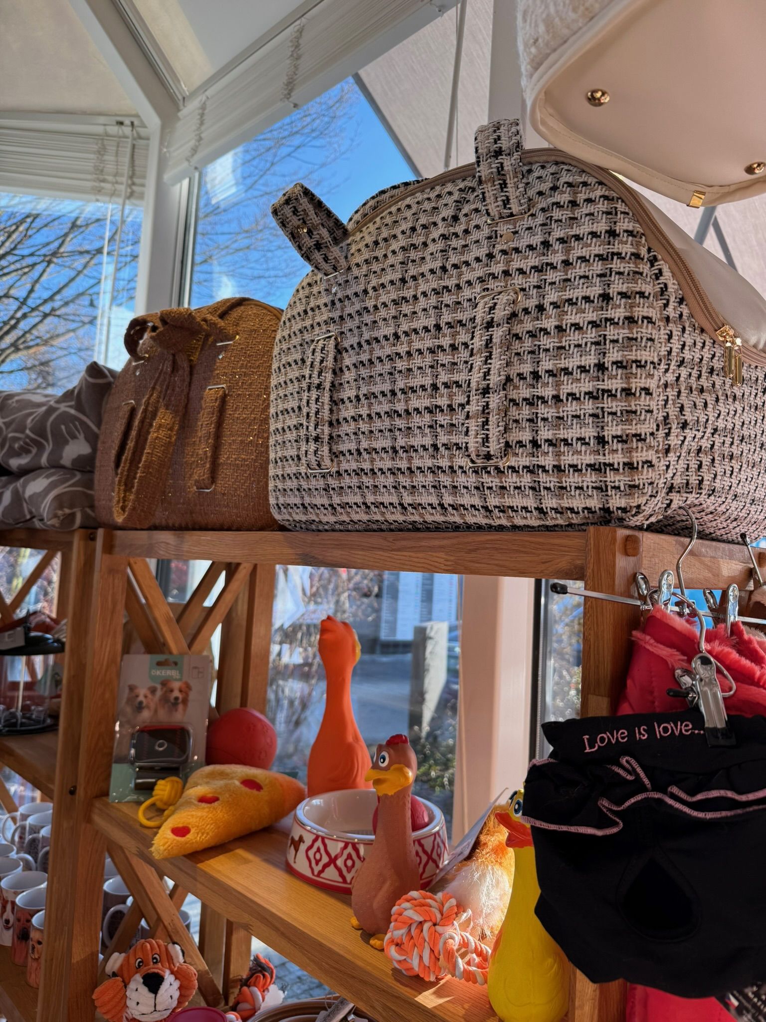 Hundetaschen und Spielzeug bei Dogs & Cats by Vroni