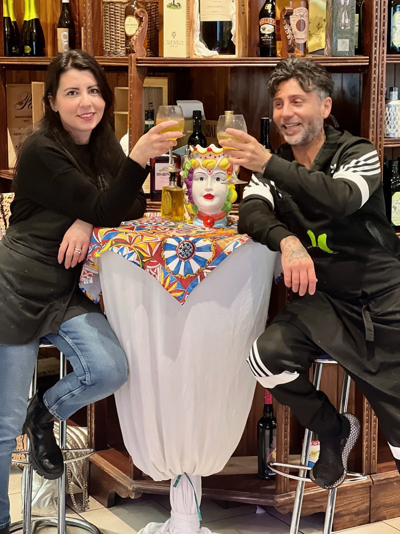 Gastgeber von Cristina & Domenico stoßen am Tresen an