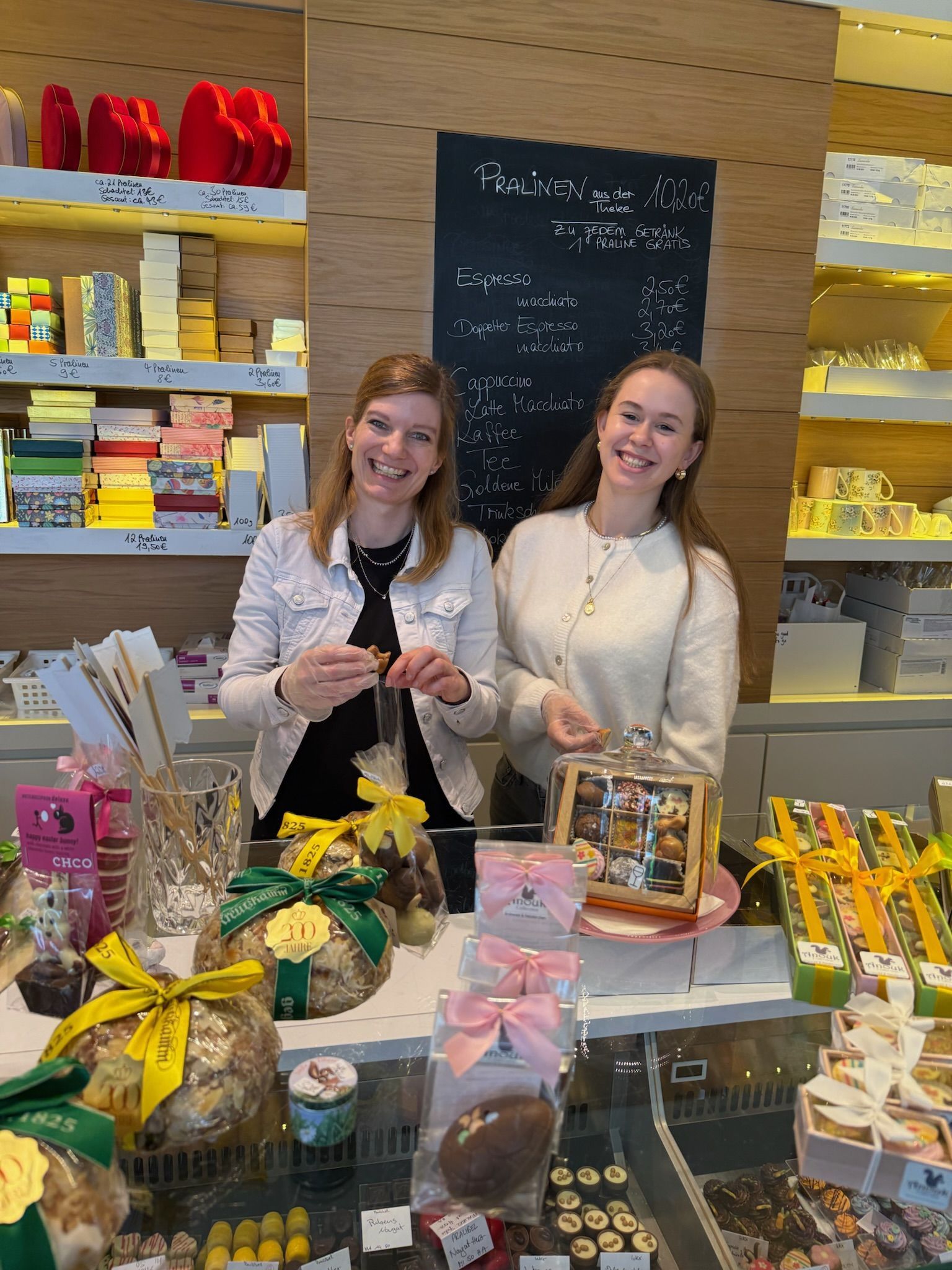Zwei Mitarbeiterinnen an der Theke von Anouk Collection