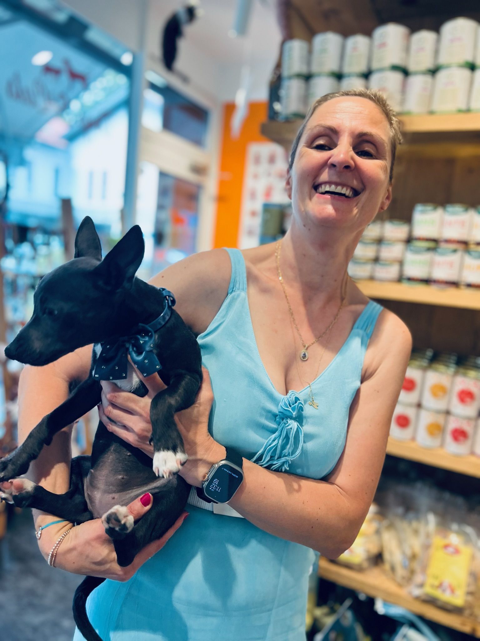 Frau mit kleinem Hund bei Dogs & Cats by Vroni