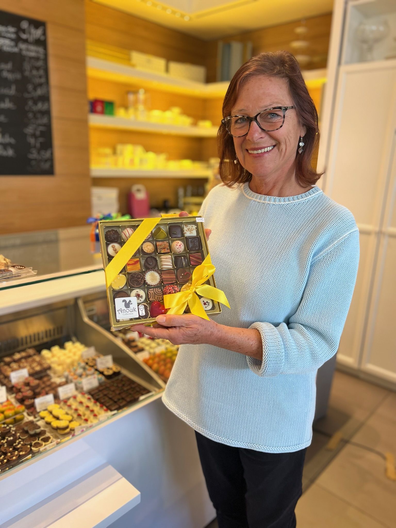 Kundin mit Pralinenschachtel bei Anouk Collection