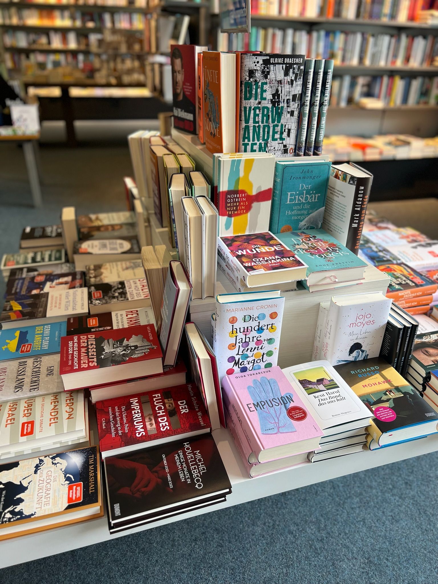 Büchertisch mit Notizbüchern und Geschenkideen in der Buchhandlung Rupprecht Büchertisch mit Notizbüchern und Geschenkideen in der Buchhandlung Rupprecht