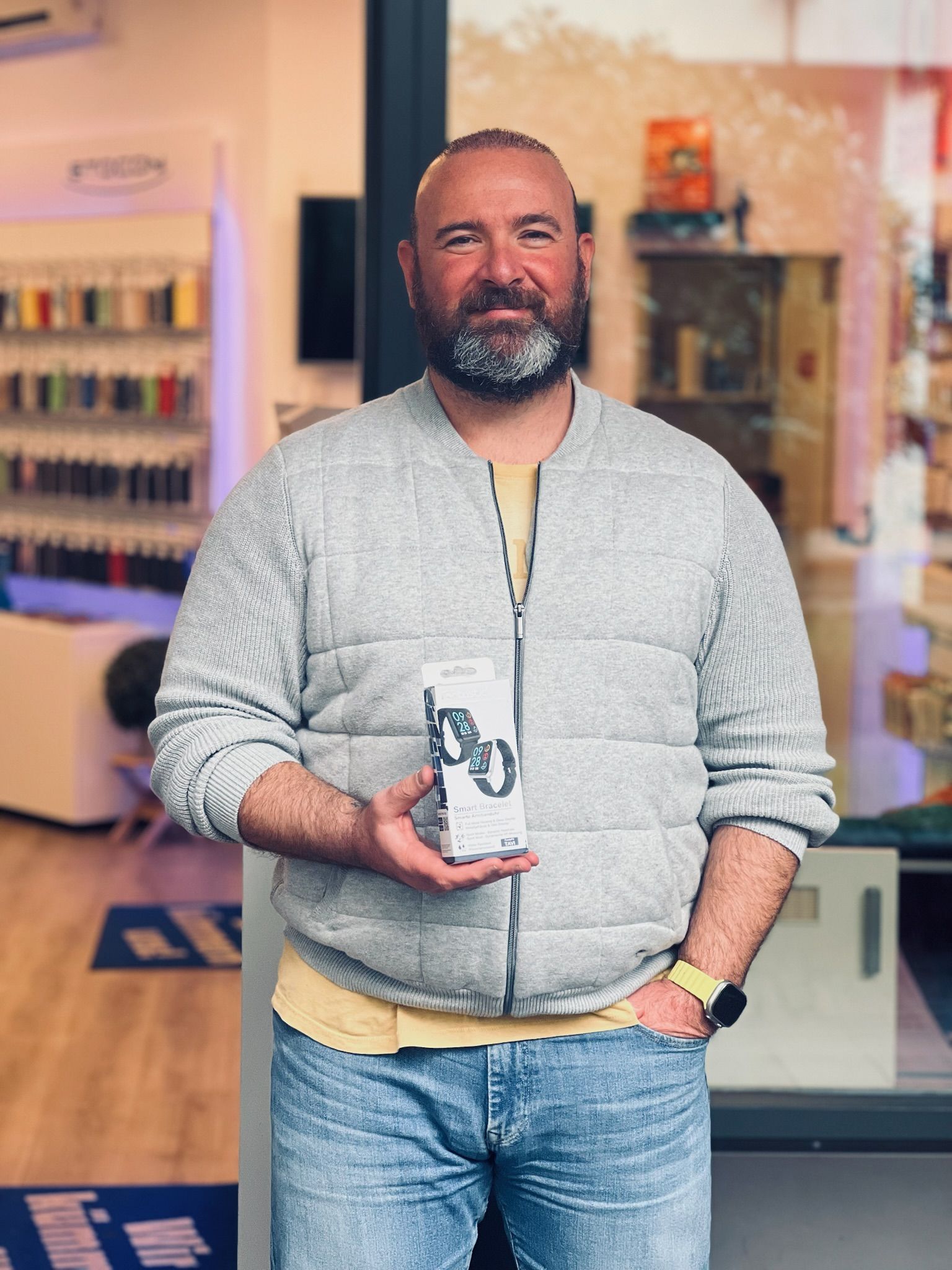 Mitarbeiter der Etocom GmbH mit Smartphone