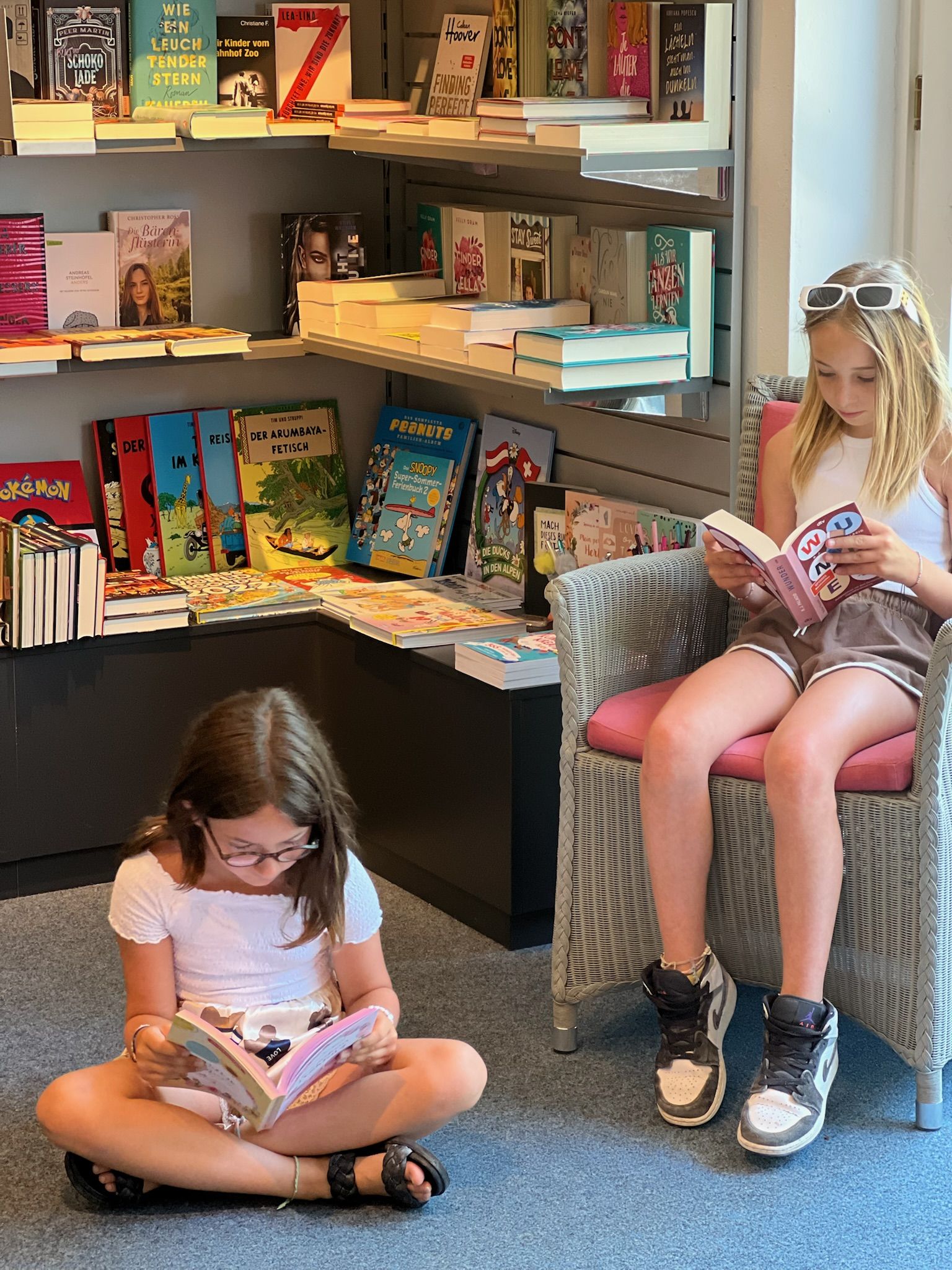 Zwei Mädchen lesen in der Kinderbuchecke der Buchhandlung Rupprecht Zwei Mädchen lesen in der Kinderbuchecke der Buchhandlung Rupprecht