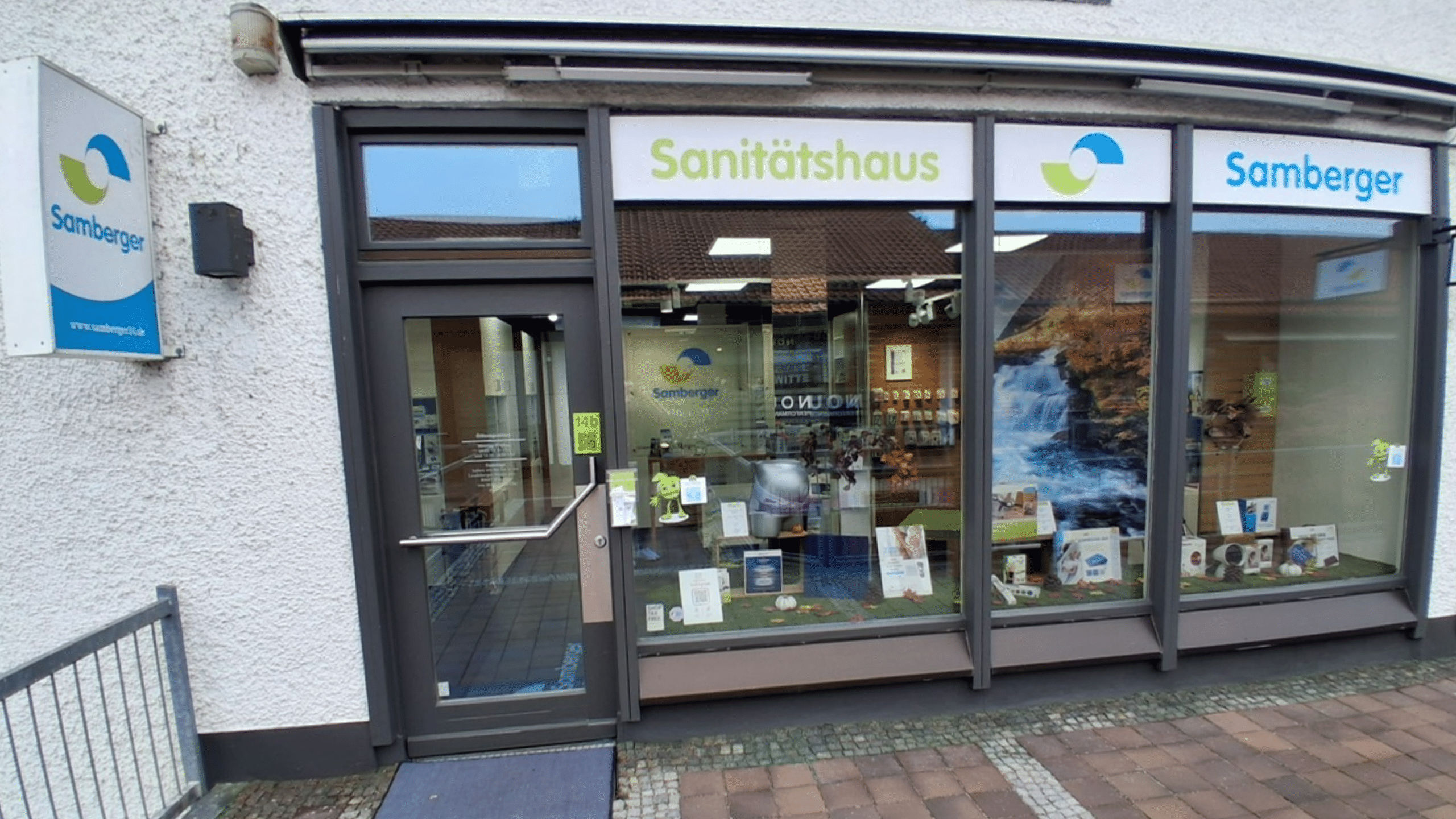 SANITÄTSHAUS SAMBERGER – Schaufenster in der SCHLOSSPASSAGE Grünwald