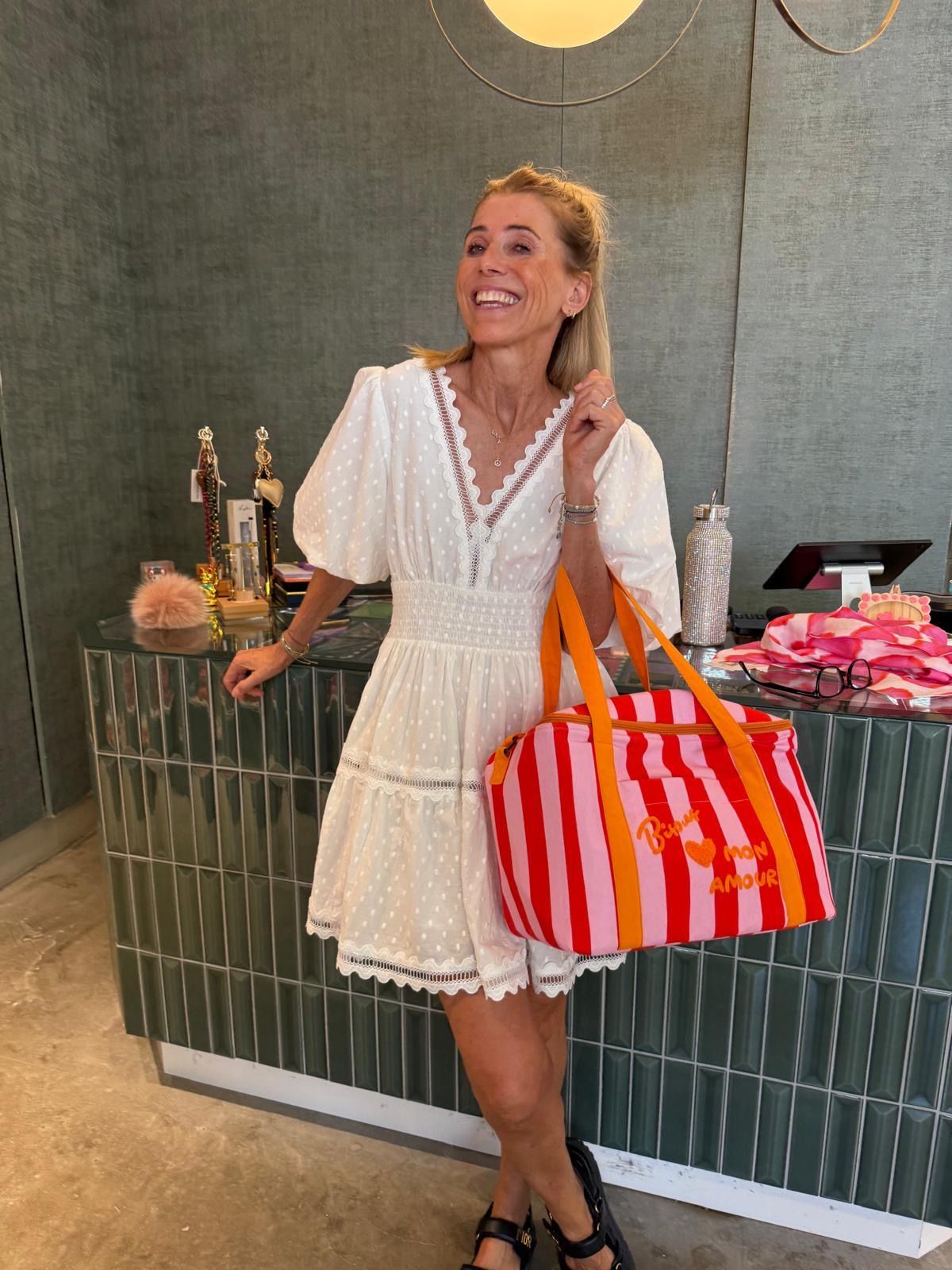 Kundin mit gestreifter Tasche im Herzstück Concept Store