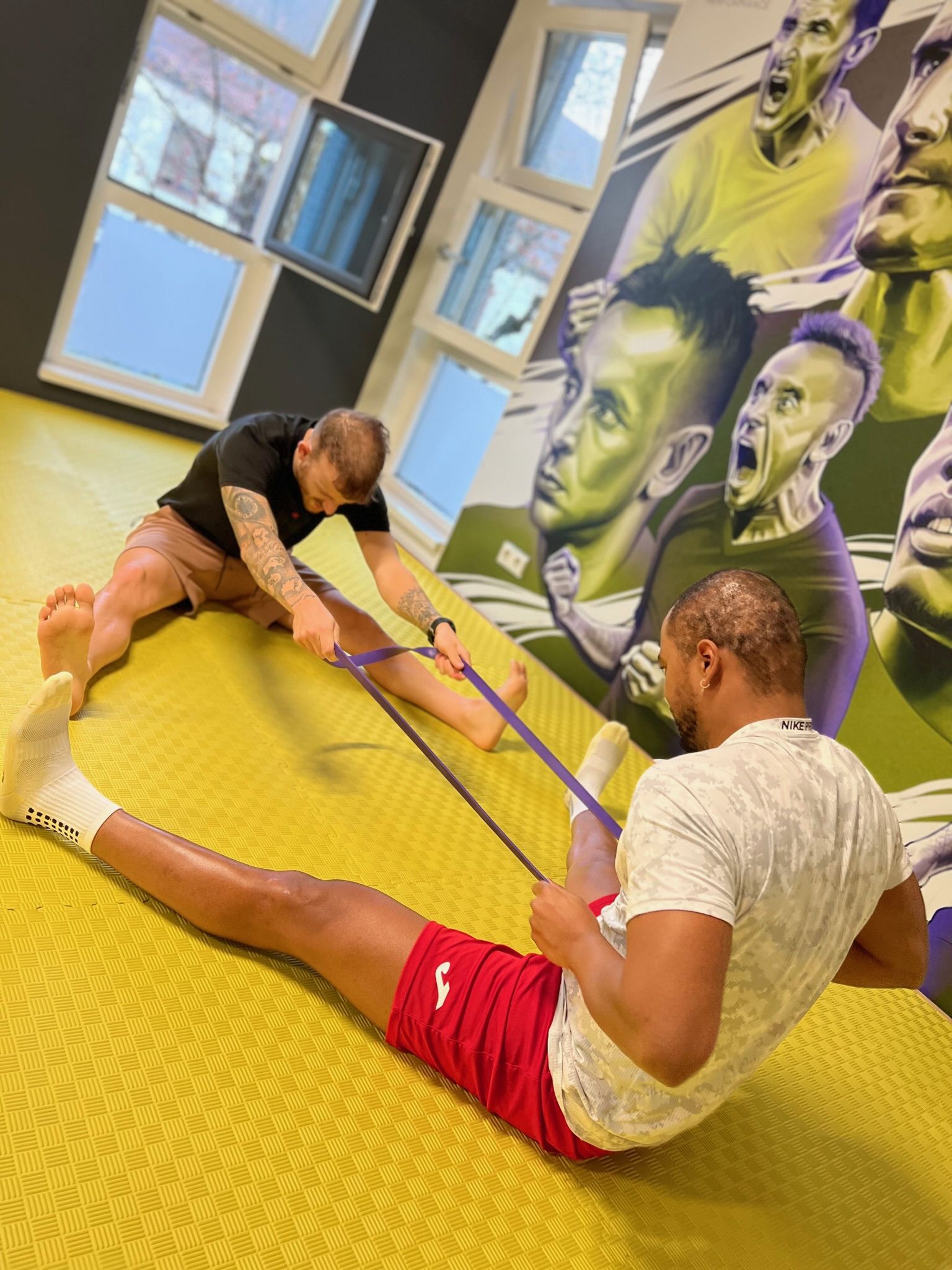 Dehnübungen im Trainingsraum von NOU Performance