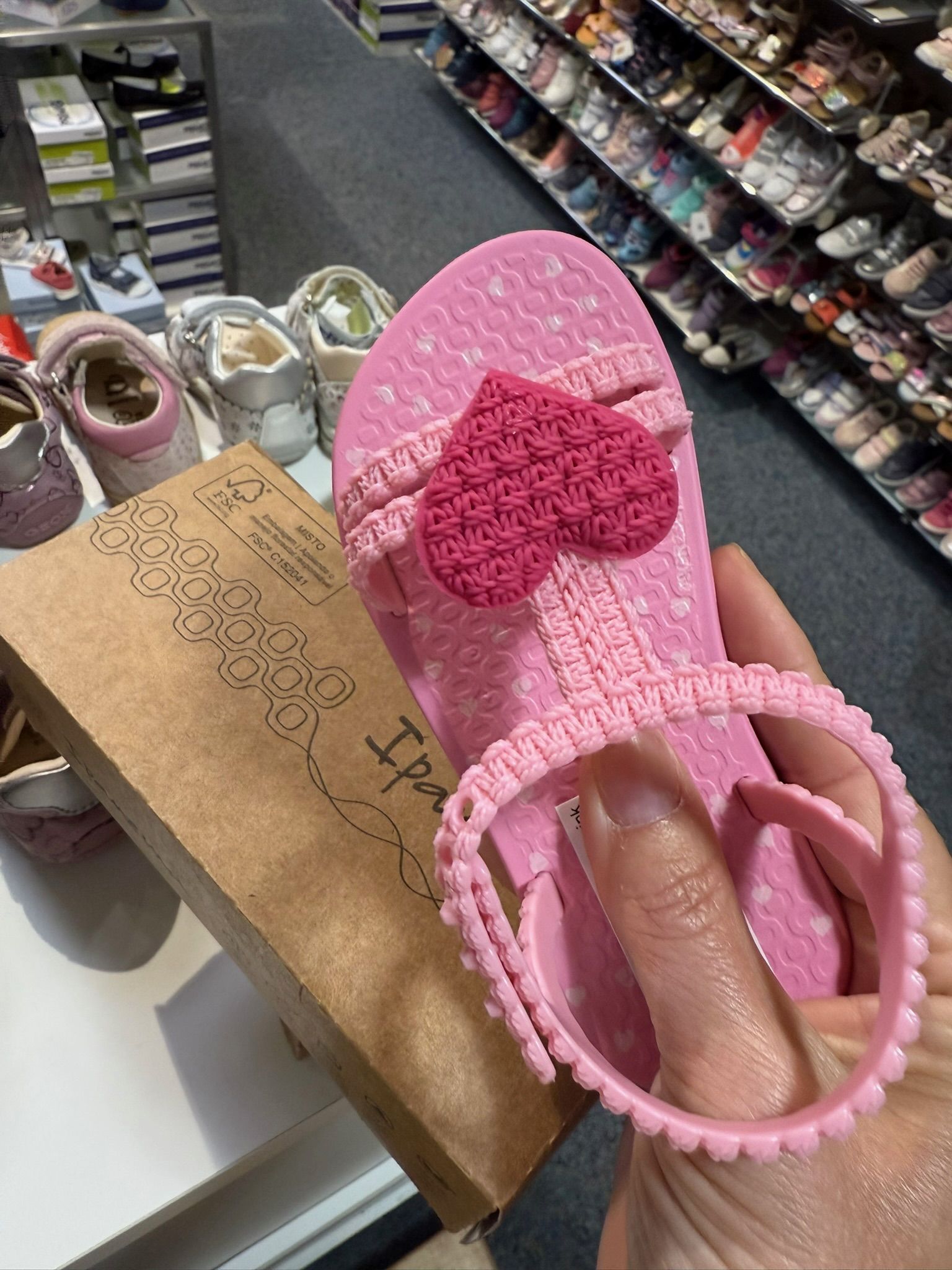 Rosa Kindersandale mit Herz bei Shoez