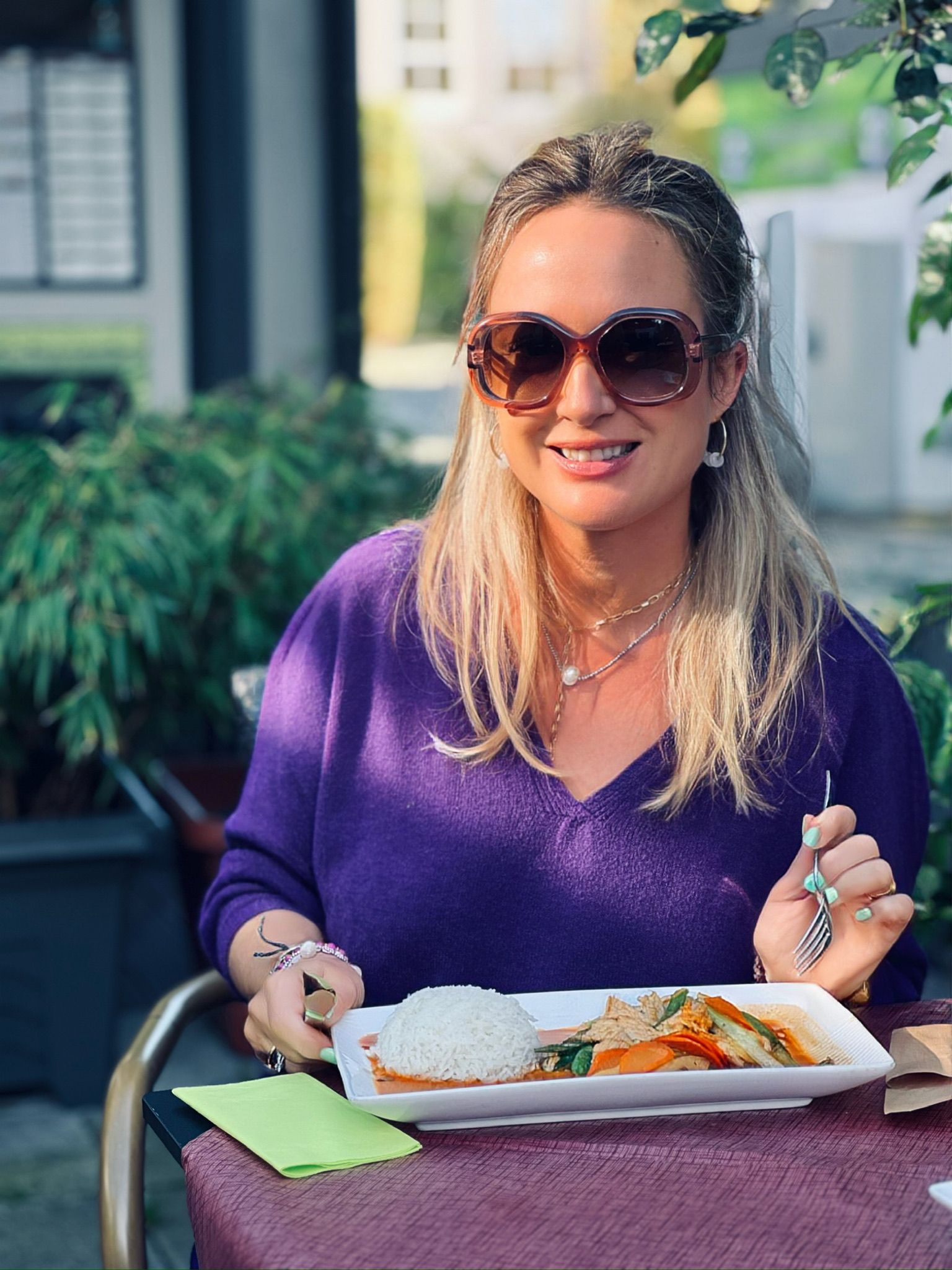 Gast beim Essen im H&H Asia Bistro