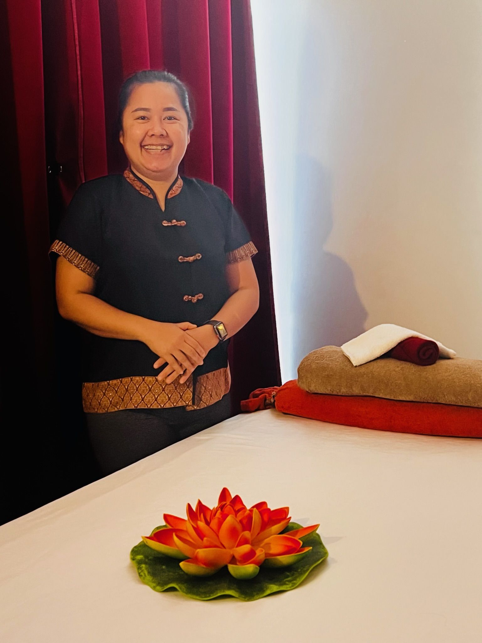 Masseurin im Behandlungsraum von Chofah