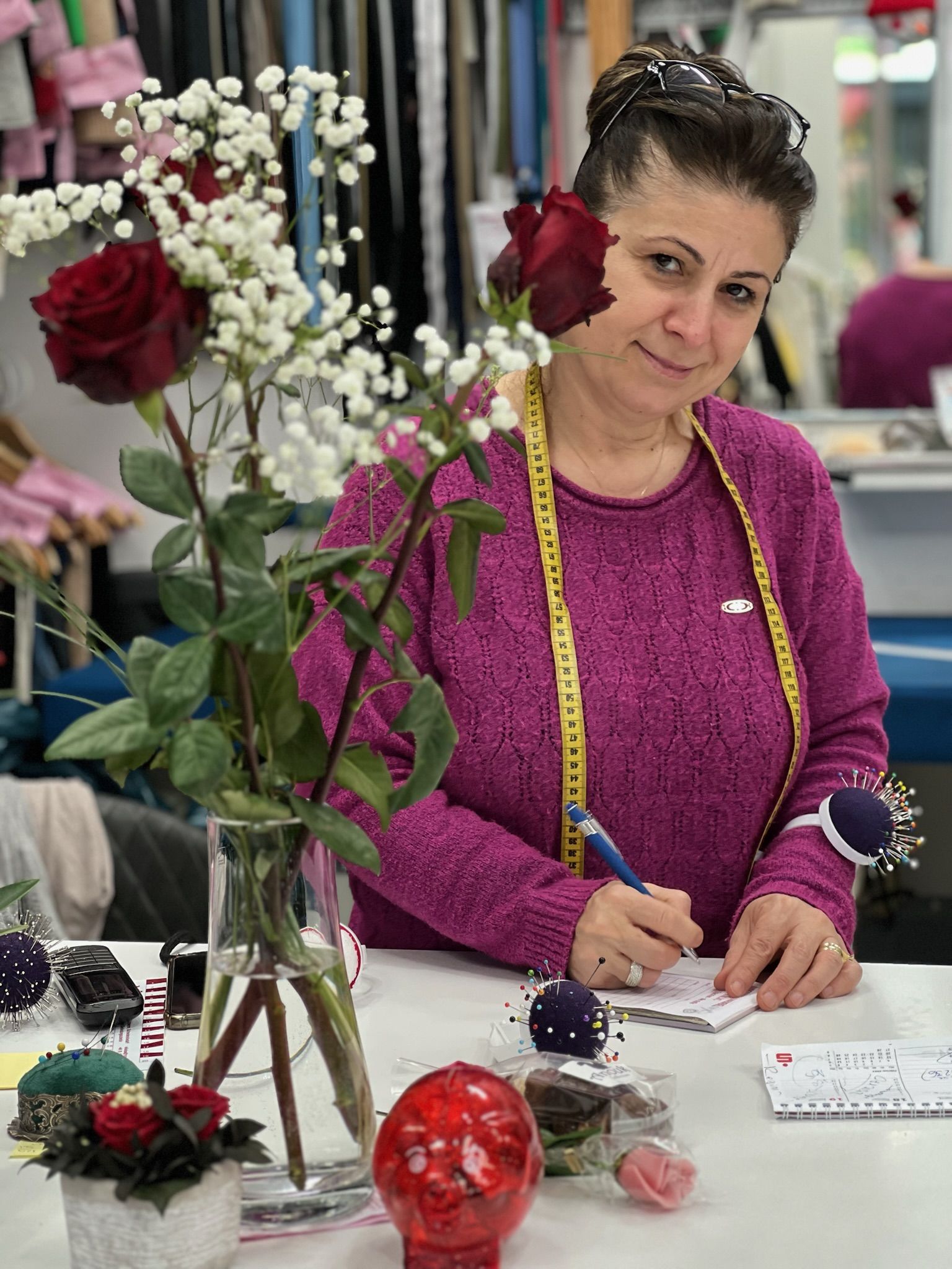 Schneiderin bei der Arbeit in der Änderungsschneiderei Kilic