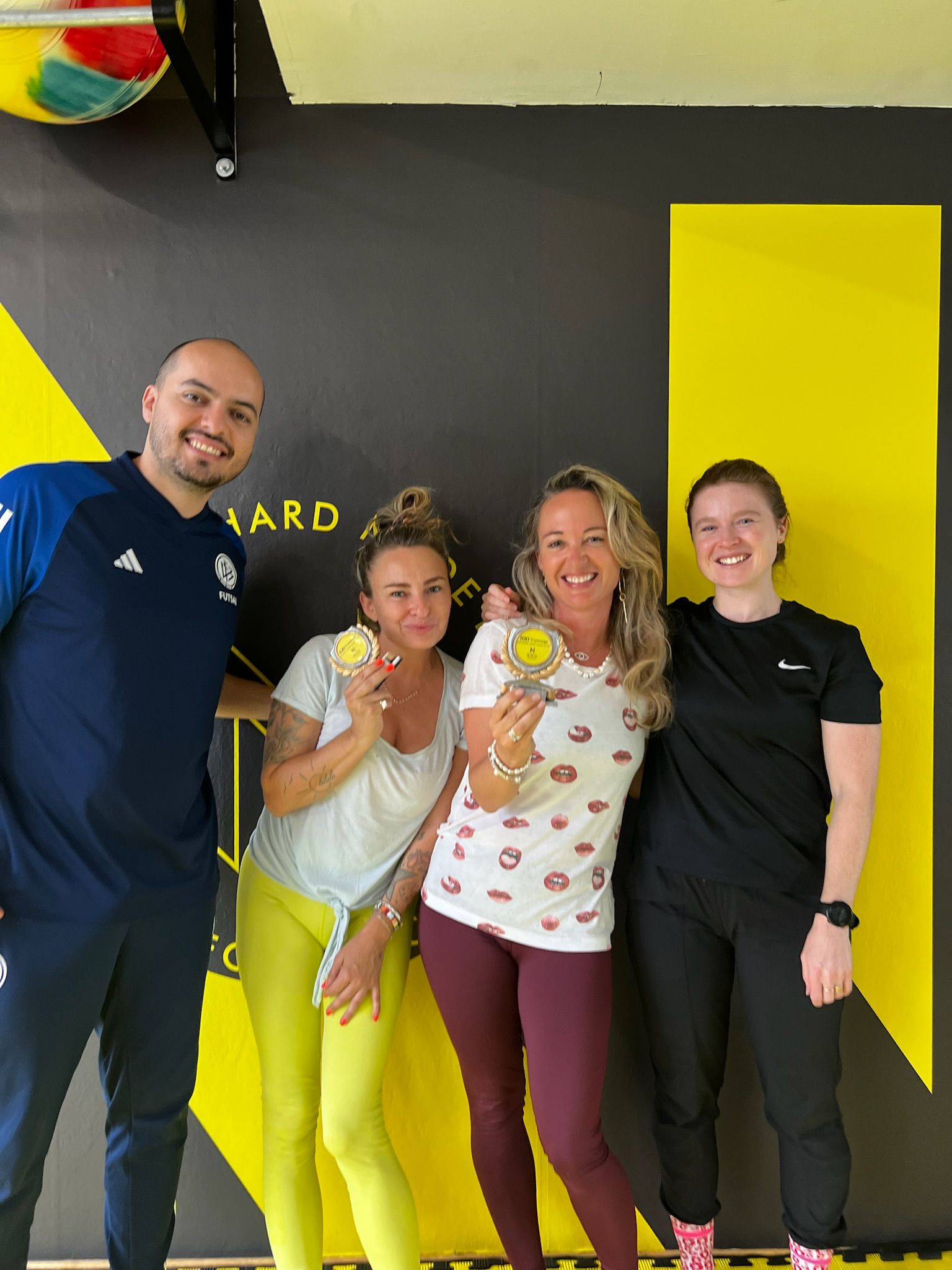 Trainer und Kundinnen im Studio von NOU Performance