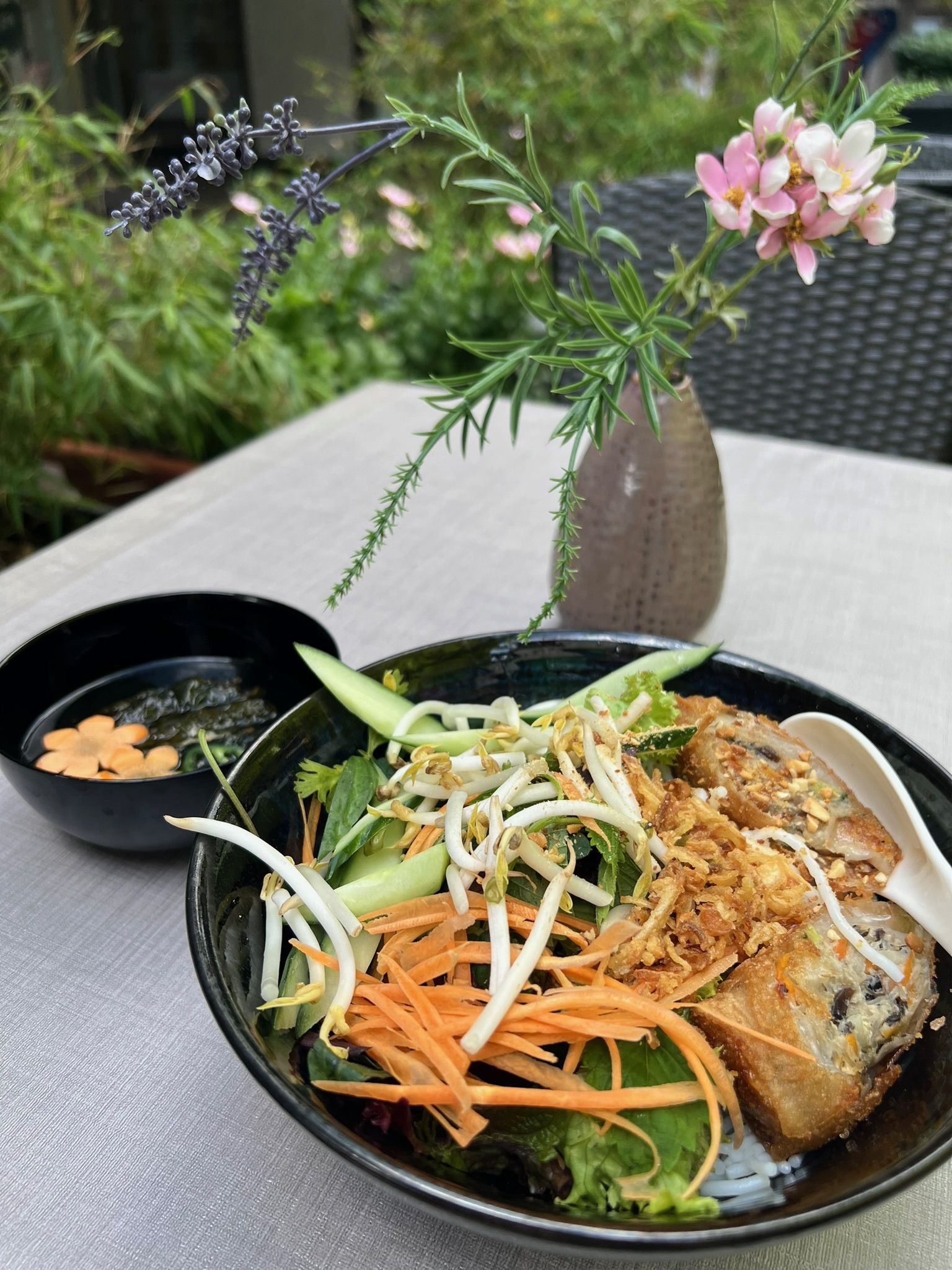Bowl mit frischem Gemüse im H&H Asia Bistro