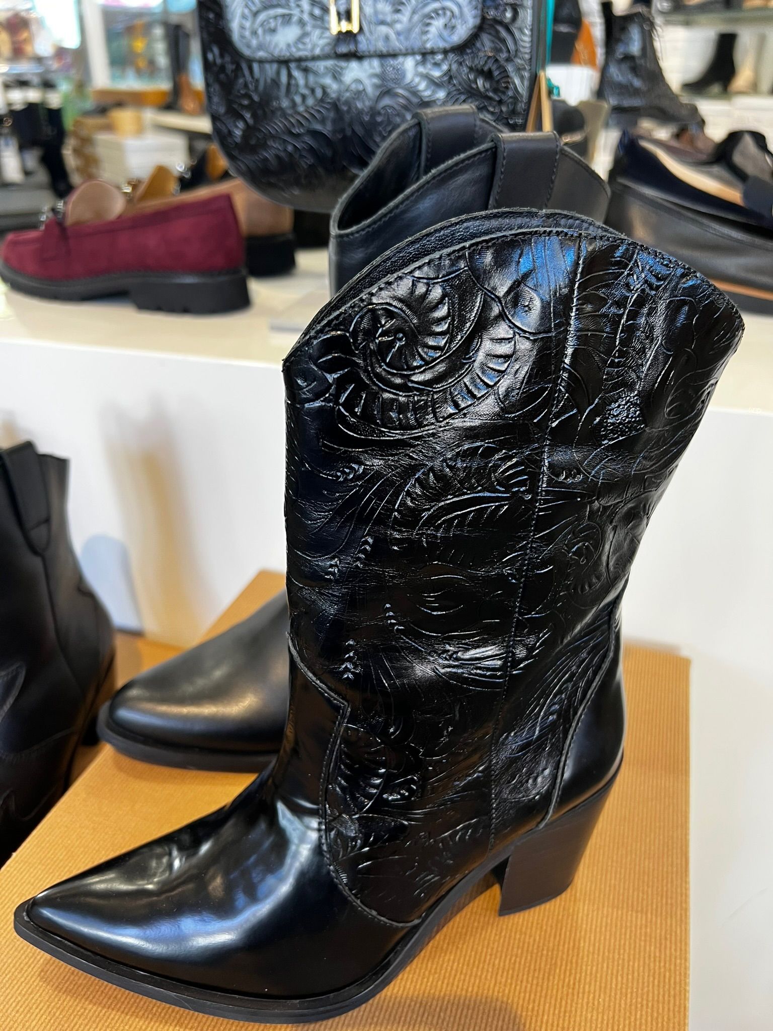 Schwarze Stiefel aus Leder bei Shoez