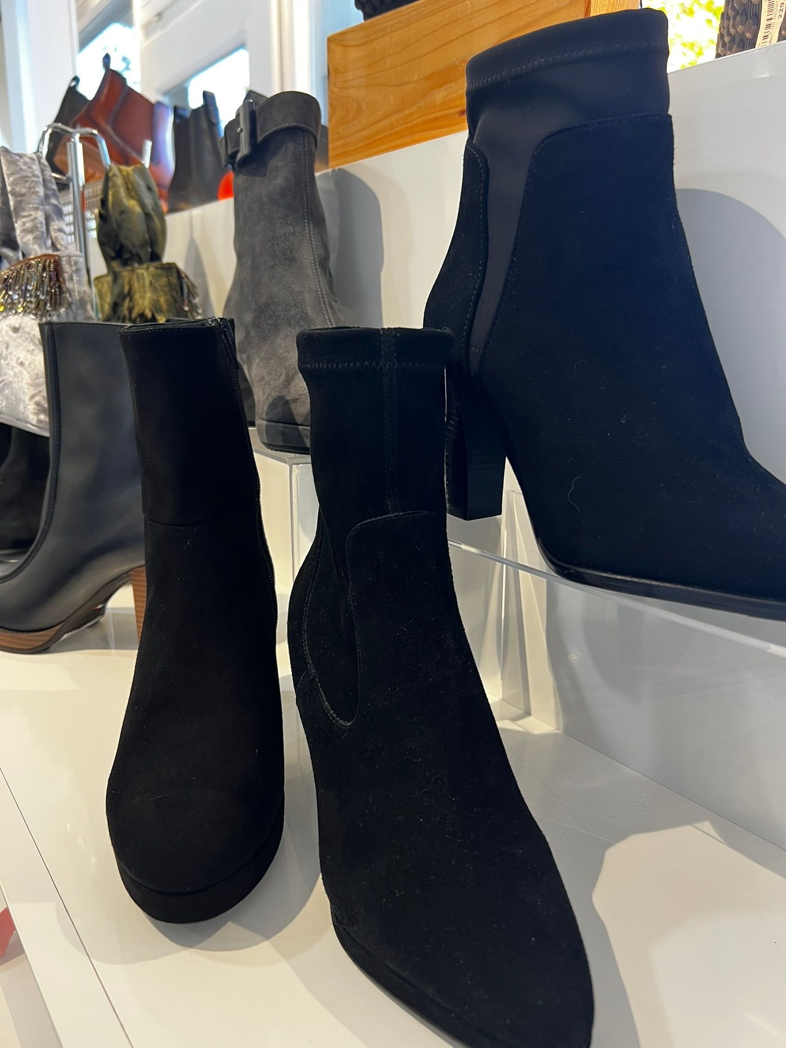 Schwarze Wildleder-Stiefeletten bei Shoez