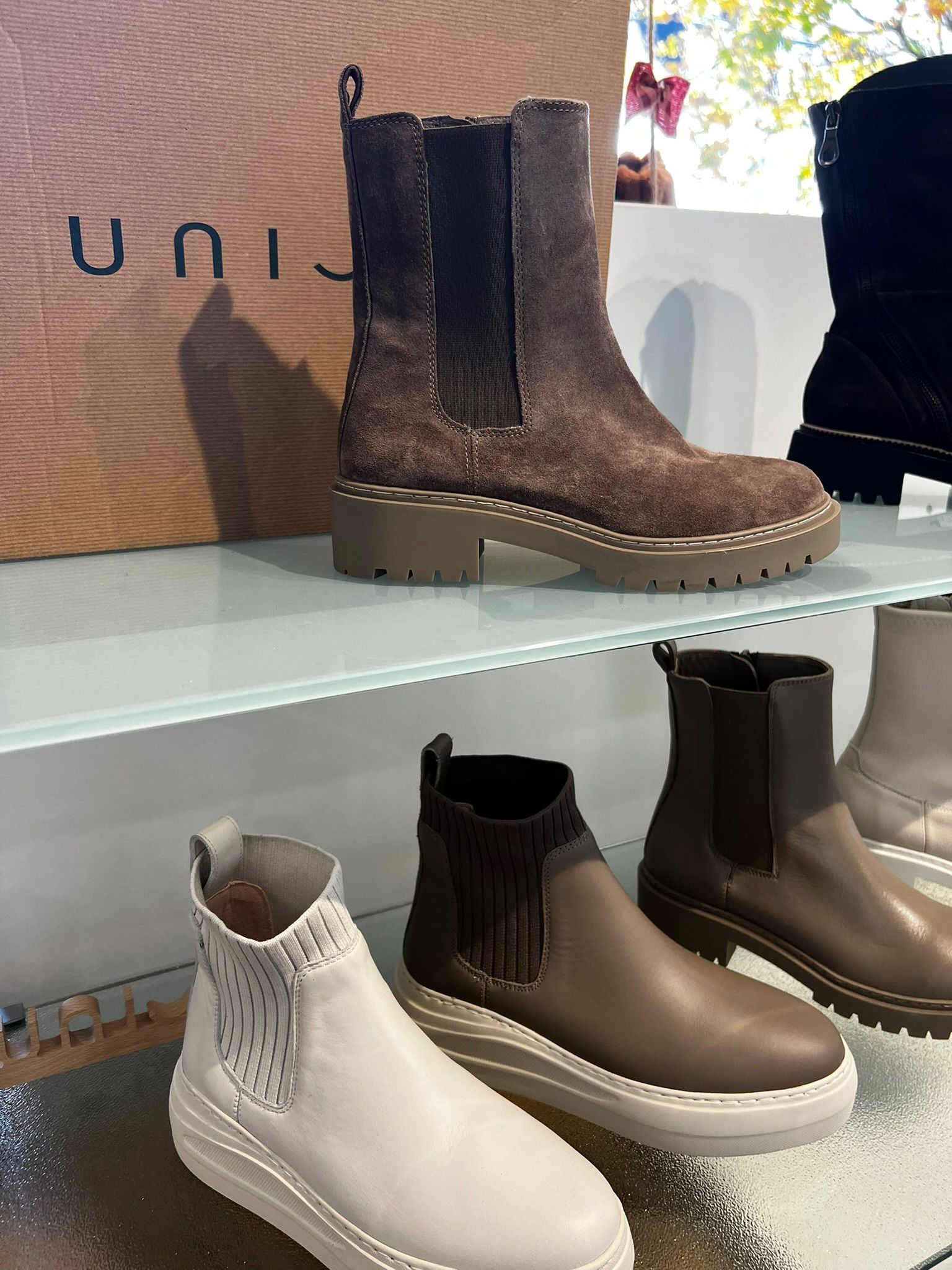 Stiefeletten im Regal bei Shoez