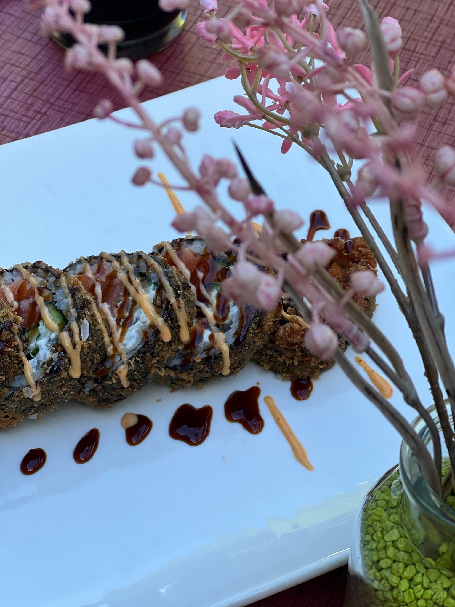 Sushi-Rolle auf dem Teller im H&H Asia Bistro