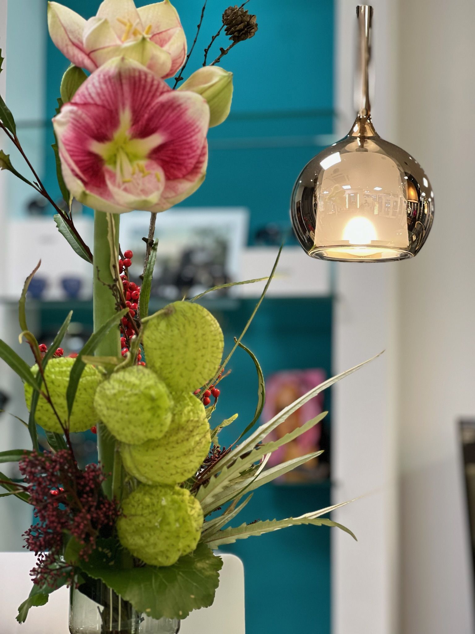 Blumendekoration im Geschäft von Optik Augenblick