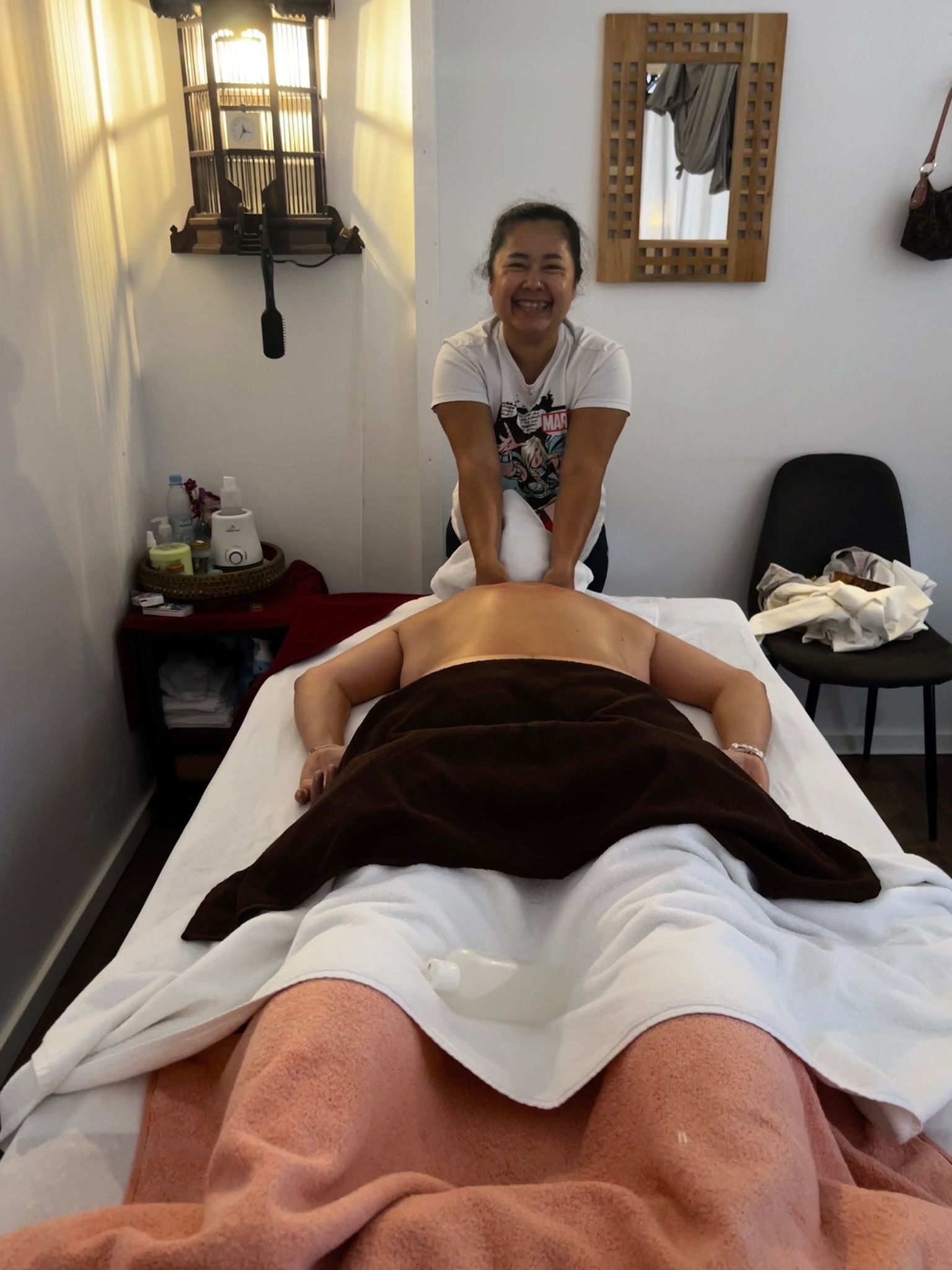 Rückenmassage im Behandlungsraum von Chofah