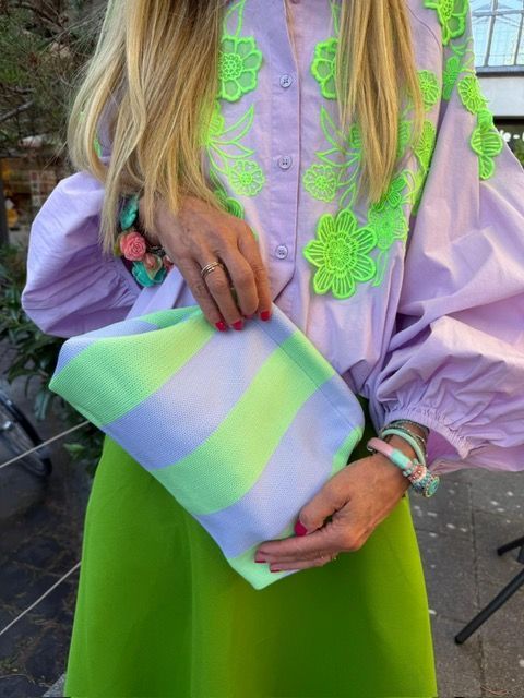 Pastellfarbene Clutch und Bluse aus dem Herzstück Concept Store