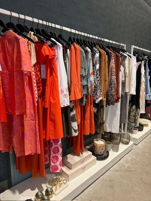 Kleiderstange mit Mode im Herzstück Concept Store